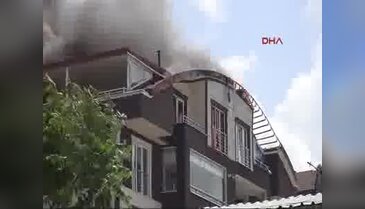 Bursa'da apartmanın çatısında çıkan yangın 3 dubleks daireye sıçradı
