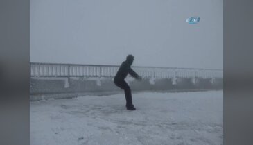 175 kilometre hızla esen rüzgara karşı yürüdü