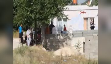 Psikolojik sorunları olan genç annesinin başını kesti, komşunun bahçesine astı!