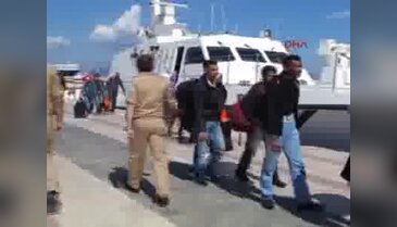 Çeşme açıklarında 52 mülteci yakalandı