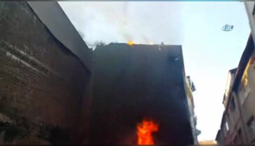 Beyoğlu'nda yangın: Bina boşaltıldı