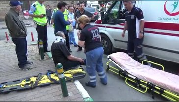 Bursa'da iki araç arasına sıkıştı!