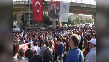 Kocaeli'nde halat çekme yarışmasında vali yere düştü