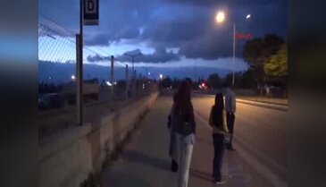 Belediye otobüsünden gece istedikleri yerde inen kadınlar memnun
