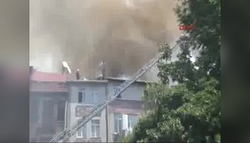 İstanbul Balat'ta yangın: 2 bina, 1 otomobil kül oldu