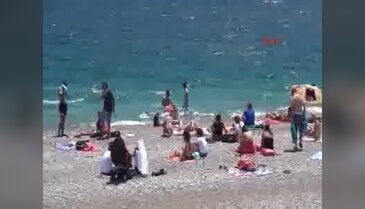 Antalya'da tatilciler denize girdi