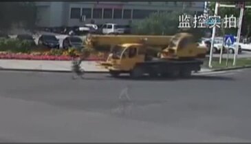 Vinç az kalsın kadını eziyordu