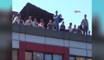 Ücret alamayan madencilerden çatı eylemi
