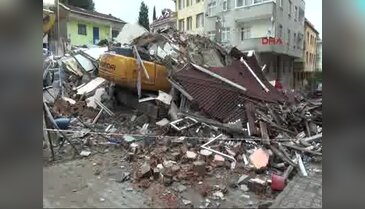 İstanbul Bahçelievler'de yıkılan evin enkazında 24 saat nöbet - 2