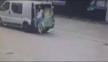 Genç kız bodoslama minibüse girdi