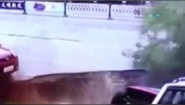 Yol çöktü: Otomobiller içine düştü!