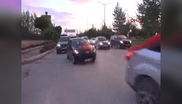 Şehit astsubayın baba evi önünde saygı duruşu