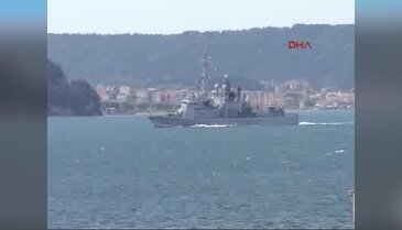 Fransız askeri gemisi Çanakkale'den geçti