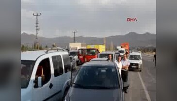 Doğubayazıt-Çaldıran yolunu kesen PKK'lılar 12 aracı yaktı