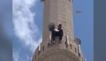 Cami minaresinde intihara kalkıştı