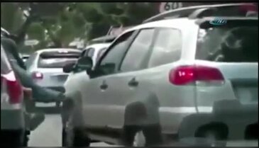 Aracına tekme atan motosikletliyi öldürüyordu