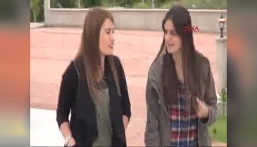 İşitme engelli annesi ile telefonda görüntülü konuşuyor