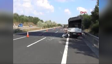Otomobil, gişeleri karıştırıp TIR'a çarptı: 3 yaralı