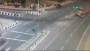 İki kamyon arasında can verdiler