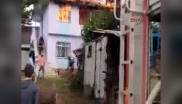 Akyazı'da iki katlı ev yanarak kullanılmaz hale geldi