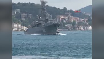 Rus savaş gemisi Boğaz'dan geçti
