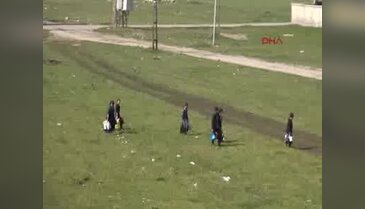 Yüksekova'da yasağa rağmen evlerine dönmeye başladılar