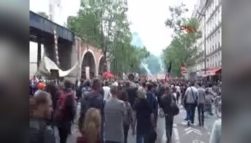 Fransa'da iş kanunu karşıtı gösterilere 300 bin kişi katıldı