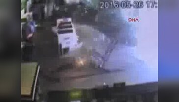 Kontrolden çıkan otomobil işyerine girdi, 9 aylık bebek son anda kurtuldu