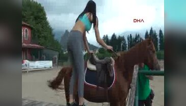Kraliçe adayları ata bindi