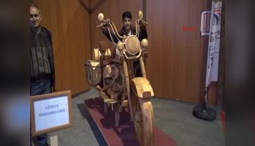 Ağaçtan motosiklet yaptı