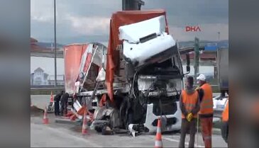 Hurdaya dönen TIR'dan burnu bile kanamadan çıktı