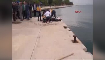 Bastonunu ve ayakkabılarını kıyıya bırakıp, denize atladı