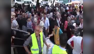 Suriyeliler gıda yardımı için uzun kuyruk oluşturdu
