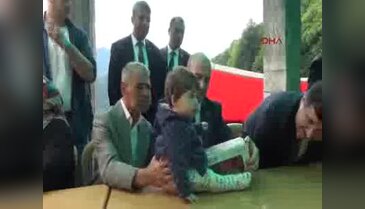 Bakan Soylu şehit evine gitti, kabri başında dua etti