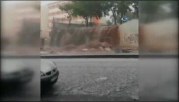 Sağanak okul duvarını böyle yıkıldı