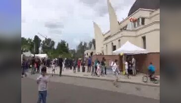 Fransa'da camiler kapılarını halka açtı