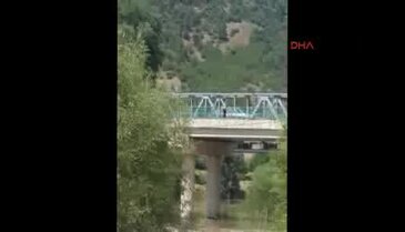 Köprüden Sakarya Nehri'ne böyle atladı