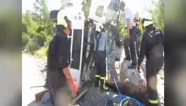 Devrilen kamyonda sıkışan sürücü kurtarıldı