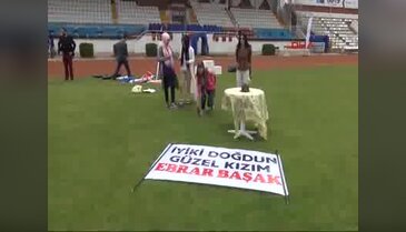 Paraşütle atlayan kızına doğum günü kutlaması