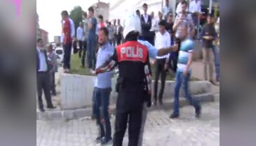 Bursa'da 11 yaşındaki oğlunun gözleri önünde tekme tokat dövdüler!