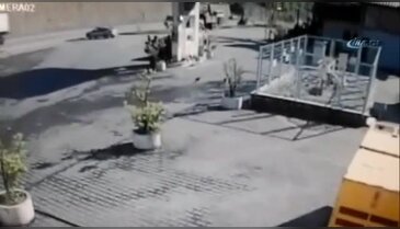 İki otomobil çarpıştı: Kaza anı kamerada