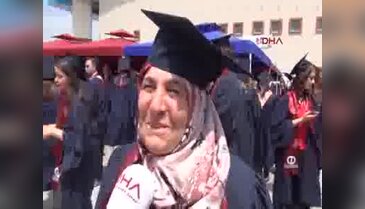63 yaşındaki Sabiha hanım, 38 yaşındaki kızıyla birlikte üniversiteden mezun oldu
