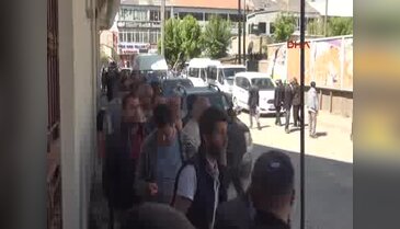 Yüksekova'da zarar komisyonları önünde uzun kuyruklar oluştu