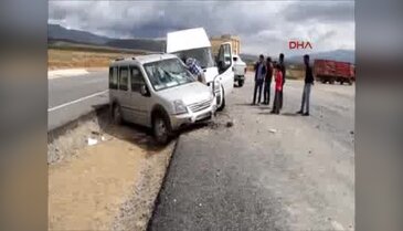 Yüksekova'ya dönüş yolunda kaza; 15 yaralı