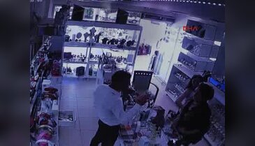 Kadın turistlerin hırsızlık anı güvenlik kamerasında