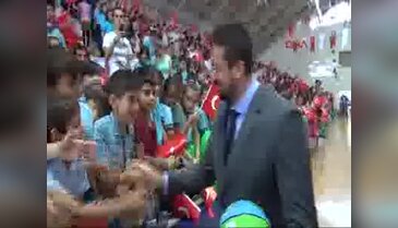 Hidayet Türkoğlu İzmit'te 5 bin basketbol topu dağıttı