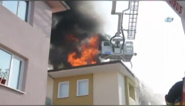 Bursa'da yangın! İtfaiyeci zor kurtuldu