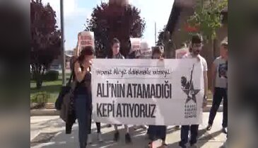 Ali İsmail Korkmaz'ın heykelinin önünde keplerini havaya attılar