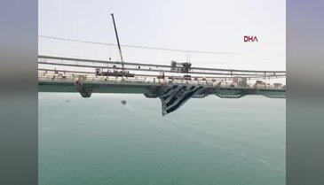 Havadan görüntülerle Osmangazi Köprüsü'ndeki ilk asfaltlama ve ilk bayrak