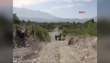 Devrilen traktörün altında ezilen eşini kurtaramadı